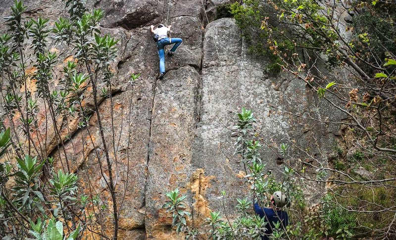 santa-barbara-rock-climbing-course-7b Santa Barbara rock climbers scaling a big wall outside of Ojai, California.